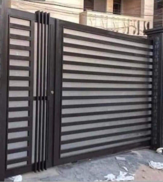 معلم حداده لدى ورشة حدادة ابواب وشبابيك ومظلات